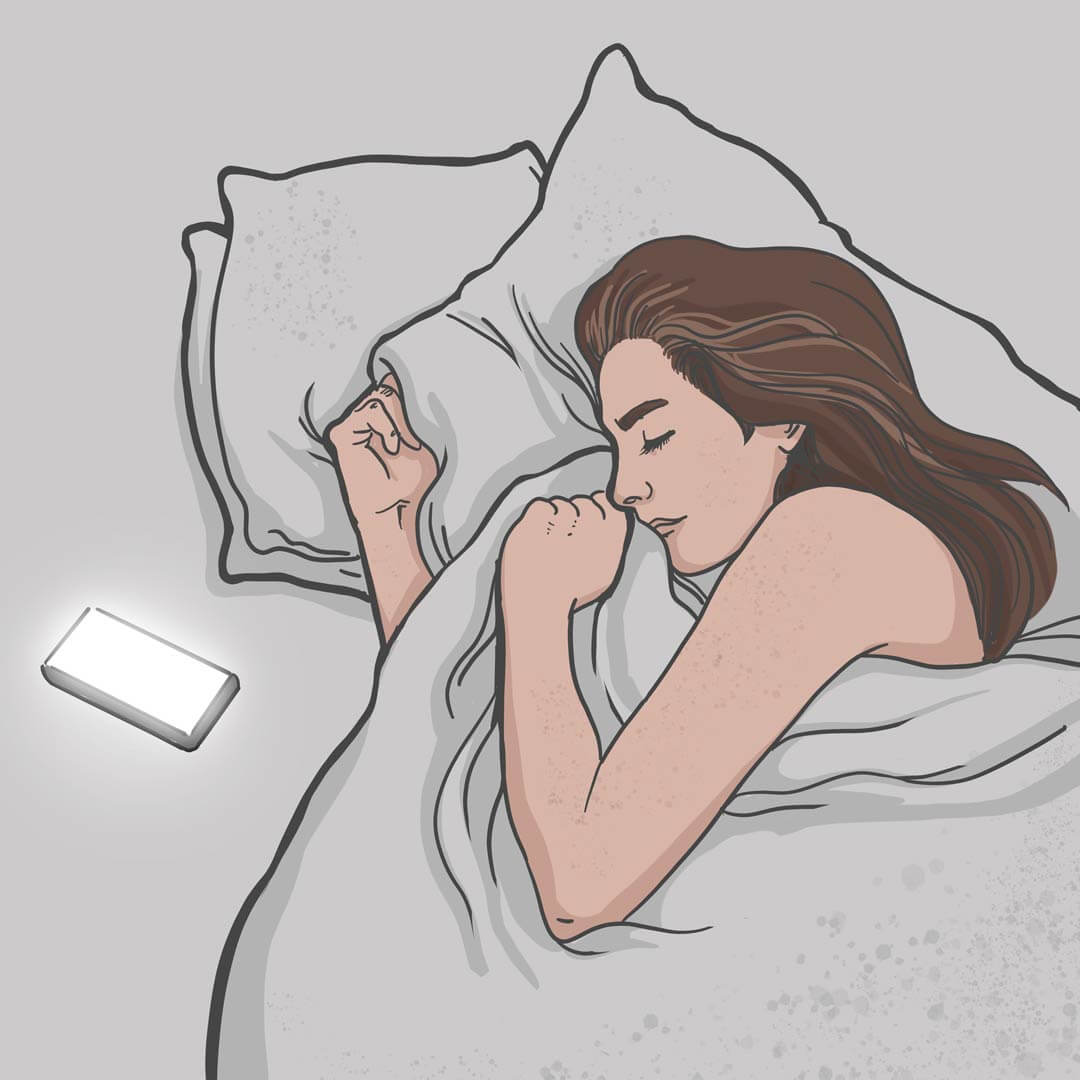 Frau schläft im  Beet während ihr Dispaly vom Smartphone eingeschaltet ist